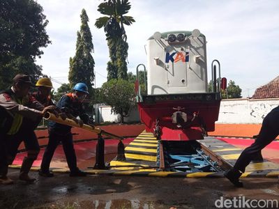 Potret Pemeliharaan Kereta Api di Cirebon Jelang Libur Nataru 2023