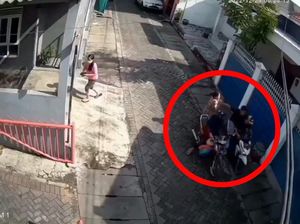 Emak-emak di Surabaya Kalungnya Dijambret hingga Terseret Emak-emak di Surabaya Kalungnya Dijambret hingga Terseret
