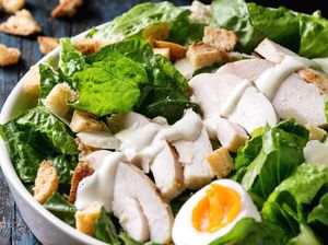 Resep Caesar Salad Ayam Panggang yang Gurih Segar Resep Caesar Salad Ayam Panggang yang Gurih Segar
