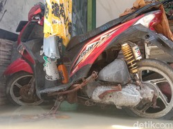 Ganasnya Banjir Rob Melahap Sepeda Motor Warga Indramayu