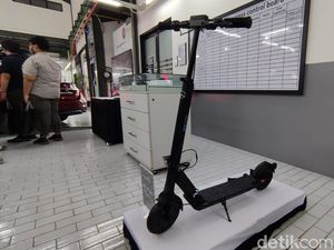 Melihat Lebih Dekat Skuter Listrik Mercedes-Benz Seharga Rp 37 Juta Melihat Lebih Dekat Skuter Listrik Mercedes-Benz Seharga Rp 37 Juta