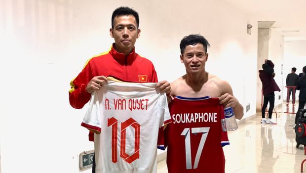 Pemain Laos Soukaphone Vongchiengkham tukar jersey dengan Nguyen Van Quyet.