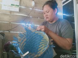 Semangat Emak-emak Perajin Tas Anyaman di Ngawi Saat Hari Ibu