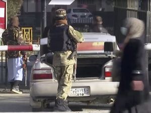 Taliban Larang Perempuan Kuliah, Gerbang Kampus Dijaga Tentara