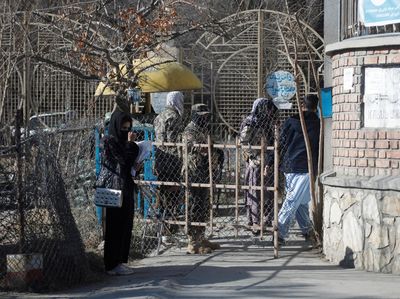 Taliban Larang Perempuan Kuliah, Gerbang Kampus Dijaga Pasukan Bersenjata