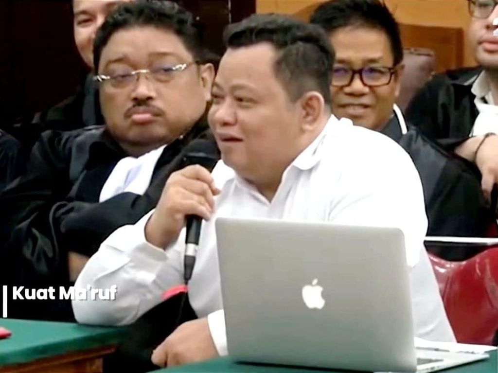 Klaim Kuat Maruf Biasa Aja Usai Tak Ambil Duit Sambo Rp 500 Juta Klaim Kuat Maruf Biasa Aja Usai Tak Ambil Duit Sambo Rp 500 Juta