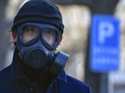 Potret Warga China Pakai Masker Gas sampai APD Lengkap gegara COVID Ngegas
