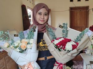 Perajin Buket Bunga di Sidoarjo Banjir Order 3 Kali Lipat di Hari Ibu Perajin Buket Bunga di Sidoarjo Banjir Order 3 Kali Lipat di Hari Ibu
