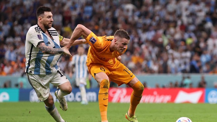 LUSAIL CITY, QATAR - DECEMBER 09: Lionel Messi of Argentina battles for possession with Wout Weghorst of Netherlands during the FIFA World Cup Qatar 2022 quarter final match between Netherlands and Argentina at Lusail Stadium on December 09, 2022 in Lusail City, Qatar. (Photo by Maddie Meyer - FIFA/FIFA via Getty Images)