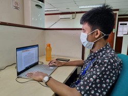 Kisah Alfian, Alumnus Tunanetra Pertama Unair yang Kini Jadi ASN