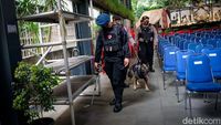 Tim Gegana-Anjing Pelacak Sterilisasi Gereja Katedral Jelang Natal