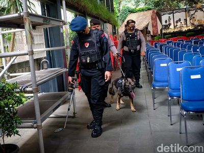 Tim Gegana-Anjing Pelacak Sterilisasi Gereja Katedral Jelang Natal
