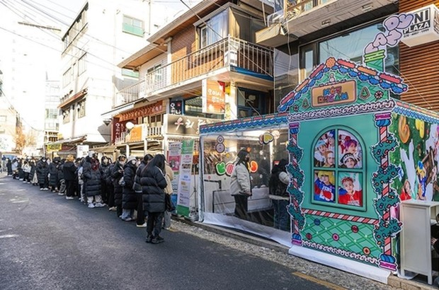 Penggemar mengantri untuk mendapatkan album.