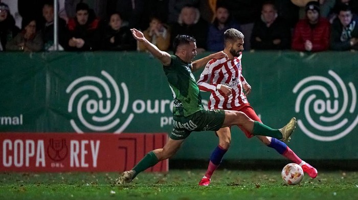 CARBALLINO, SPAIN - DECEMBER 22:  Ger Novoa of CD Arenteiro competes for the ball with Yannick Carrasco of Atletico de Madrid during the Copa del Rey second round match between CD Arenteiro and Atletico de Madrid at Estadio de Espinedo on December 22, 2022 in Carballino, Spain. (Photo by Jose Manuel Alvarez/Quality Sport Images/Getty Images)
