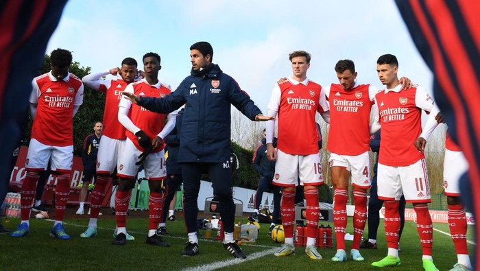 ST ALBANS, ENGLAND - DECEMBER 21: Arsenal manager Mikel Arteta talks to his players before a friendly match between Arsenal and Luton Town at London Colney on December 21, 2022 in St Albans, England. (Photo by Stuart MacFarlane/Arsenal FC via Getty Images)