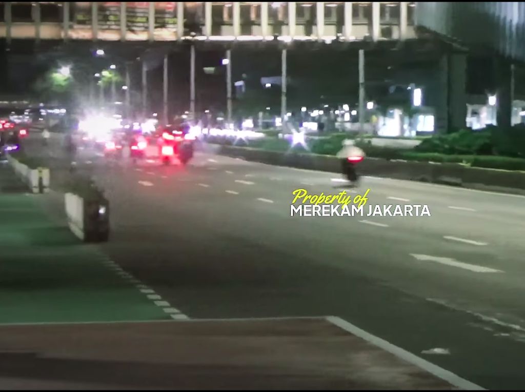Enggak Ada Takutnya! Balap Liar di Jalan Sudirman, Start Dekat Kamera ETLE