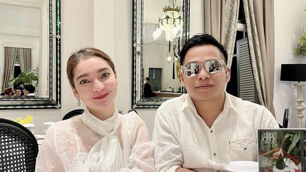 Baru Saja Menikah, Ini Momen Romantis Wirang Birawa dan Umi Kalsum Saat Makan