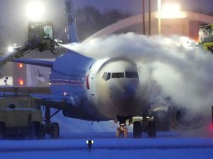 Begini Proses Pembersihan Salju yang Menyelimuti Pesawat