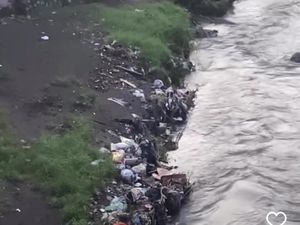 Pria Buang Sampah Sembarangan di Kampung Warna-warni Malang Tuai Kecaman Pria Buang Sampah Sembarangan di Kampung Warna-warni Malang Tuai Kecaman