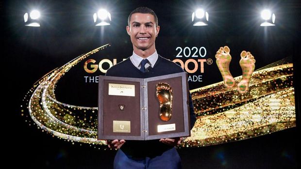 TURIN, ITALY - DECEMBER 20: Juventus player Cristiano Ronaldo receives the Golden Foot Award on December 20, 2020 in Turin, Italy. (Photo by Daniele Badolato - Juventus FC/Juventus FC via Getty Images)