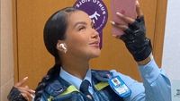 Potret Petugas Lalu Lintas Tercantik yang Kini Botak karena Sakit Parah