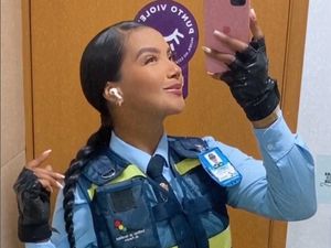 Potret Petugas Lalu Lintas Tercantik yang Kini Botak karena Sakit Parah Potret Petugas Lalu Lintas Tercantik yang Kini Botak karena Sakit Parah