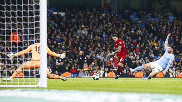 MANCHESTER, ENGLAND - DECEMBER 22: Darwin Nunez of Liverpool misses a chance while under pressure from Aymeric Laporte of Manchester City during the Carabao Cup Fourth Round match between Manchester City and Liverpool at Etihad Stadium on December 22, 2022 in Manchester, England. (Photo by Daniel Chesterton/Offside/Offside via Getty Images)