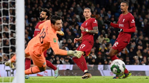 MANCHESTER, ENGLAND - DECEMBER 22: Darwin Nunez of Liverpool shoots goalwards during the Carabao Cup Fourth Round match between Manchester City and Liverpool at Etihad Stadium on December 22, 2022 in Manchester, England. (Photo by Stu Forster/Getty Images)
