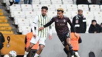 Dele Alli, yang dipinjam Besiktas dari Everton, ditarik keluar bahkan saat laga belum genap 30 menit. Ia ditarik di menit ke-29, diiringi cemoohan suporter Besiktas. Foto: Getty Images/Seskim Photo/MB Media