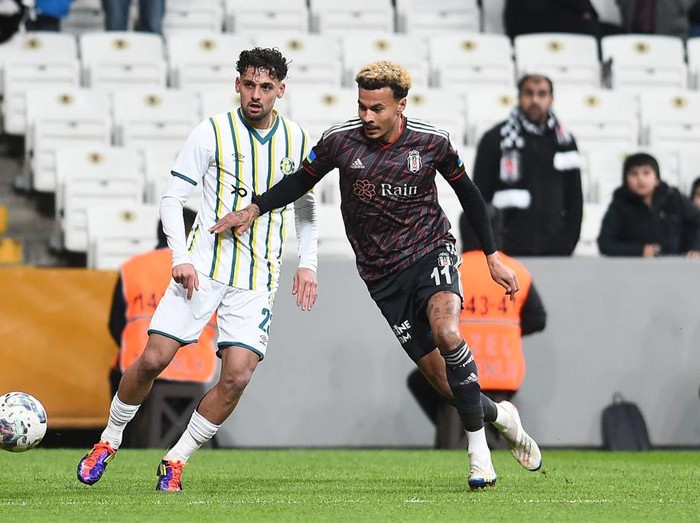 ISTANBUL, TURKEY - DECEMBER 21: Dele Alli (R) of Besiktas and Abdulsamet Burak (L) of Sanliurfaspor battle for the ball during the Ziraat Turkish Cup match between Besiktas and Sanliurfaspor at Vodafone Park on December 21, 2022 in Istanbul, Turkey. (Photo by Seskim Photo/MB Media/Getty Images)