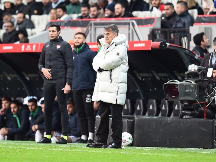ISTANBUL, TURKEY - DECEMBER 21: Coach Senol Gunes of Besiktas reacts during the Ziraat Turkish Cup match between Besiktas and Sanliurfaspor at Vodafone Park on December 21, 2022 in Istanbul, Turkey. (Photo by Seskim Photo/MB Media/Getty Images)