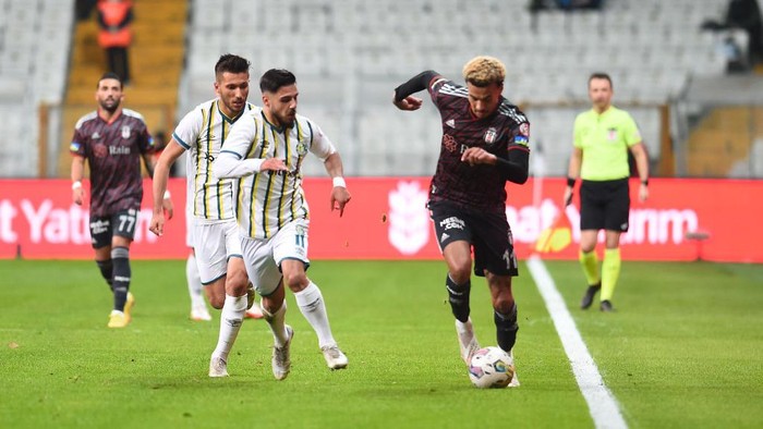 Dele Alli, Besiktas ISTANBUL, TURKEY - DECEMBER 21: Dele Alli (R) of Besiktas and Seyit Gazanfer (L) ,Bunyamin Balat #11 of Sanliurfaspor battle for the ball during the Ziraat Turkish Cup match between Besiktas and Sanliurfaspor at Vodafone Park on December 21, 2022 in Istanbul, Turkey. (Photo by Seskim Photo/MB Media/Getty Images)