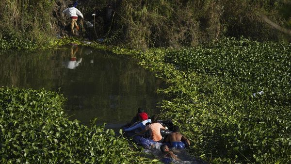 Perjuangan Migran Venezuela Sebrangi Rawa Demi Sampai AS
