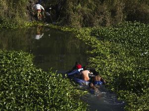 Perjuangan Migran Venezuela Sebrangi Rawa Demi Sampai AS