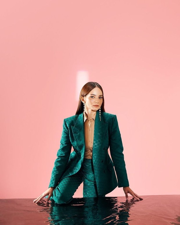 Enzy Storia dengan Blazer dan Celana Hijau. Foto Instagram: enzystoria Enzy Storia dengan Outfit Hitam Bercampur Gold. Foto Instagram: enzystoria