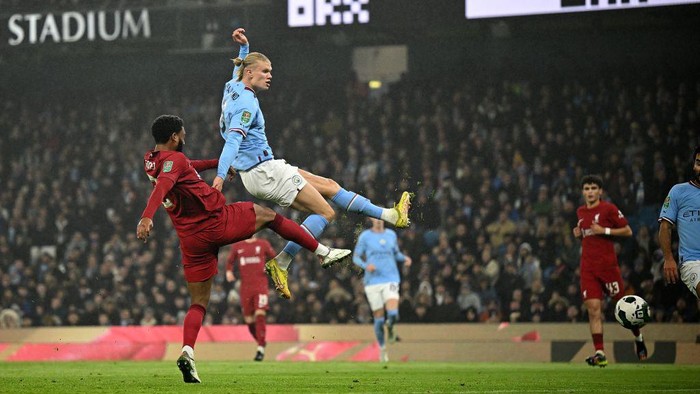 Erling Haaland vs Liverpool Carabao Cup Manchester City's Norwegian striker Erling Haaland (R) scores the opening goal during the English League Cup fourth round football match between Manchester City and Liverpool, at the Etihad stadium in Manchester on December 22, 2022. - - RESTRICTED TO EDITORIAL USE. No use with unauthorized audio, video, data, fixture lists, club/league logos or 'live' services. Online in-match use limited to 120 images. An additional 40 images may be used in extra time. No video emulation. Social media in-match use limited to 120 images. An additional 40 images may be used in extra time. No use in betting publications, games or single club/league/player publications. (Photo by Oli SCARFF / AFP) / RESTRICTED TO EDITORIAL USE. No use with unauthorized audio, video, data, fixture lists, club/league logos or 'live' services. Online in-match use limited to 120 images. An additional 40 images may be used in extra time. No video emulation. Social media in-match use limited to 120 images. An additional 40 images may be used in extra time. No use in betting publications, games or single club/league/player publications. / RESTRICTED TO EDITORIAL USE. No use with unauthorized audio, video, data, fixture lists, club/league logos or 'live' services. Online in-match use limited to 120 images. An additional 40 images may be used in extra time. No video emulation. Social media in-match use limited to 120 images. An additional 40 images may be used in extra time. No use in betting publications, games or single club/league/player publications. (Photo by OLI SCARFF/AFP via Getty Images)