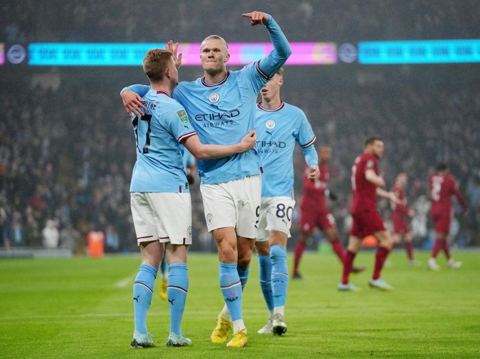 Erling Haaland vs Liverpool Carabao Cup MANCHESTER, ENGLAND - DECEMBER 22: Erling Haaland of Manchester City celebrates with team mate Kevin De Bruyne after scoring their sides first goal during the Carabao Cup Fourth Round match between Manchester City and Liverpool at Etihad Stadium on December 22, 2022 in Manchester, England. (Photo by Matt McNulty - Manchester City/Manchester City FC via Getty Images)