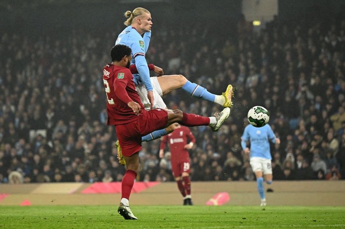 Manchester Citys Norwegian striker Erling Haaland (R) scores the opening goal during the English League Cup fourth round football match between Manchester City and Liverpool, at the Etihad stadium in Manchester on December 22, 2022. - - RESTRICTED TO EDITORIAL USE. No use with unauthorized audio, video, data, fixture lists, club/league logos or live services. Online in-match use limited to 120 images. An additional 40 images may be used in extra time. No video emulation. Social media in-match use limited to 120 images. An additional 40 images may be used in extra time. No use in betting publications, games or single club/league/player publications. (Photo by Oli SCARFF / AFP) / RESTRICTED TO EDITORIAL USE. No use with unauthorized audio, video, data, fixture lists, club/league logos or live services. Online in-match use limited to 120 images. An additional 40 images may be used in extra time. No video emulation. Social media in-match use limited to 120 images. An additional 40 images may be used in extra time. No use in betting publications, games or single club/league/player publications. / RESTRICTED TO EDITORIAL USE. No use with unauthorized audio, video, data, fixture lists, club/league logos or live services. Online in-match use limited to 120 images. An additional 40 images may be used in extra time. No video emulation. Social media in-match use limited to 120 images. An additional 40 images may be used in extra time. No use in betting publications, games or single club/league/player publications. (Photo by OLI SCARFF/AFP via Getty Images)