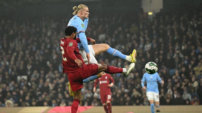 Manchester City's Norwegian striker Erling Haaland (R) scores the opening goal during the English League Cup fourth round football match between Manchester City and Liverpool, at the Etihad stadium in Manchester on December 22, 2022. - - RESTRICTED TO EDITORIAL USE. No use with unauthorized audio, video, data, fixture lists, club/league logos or 'live' services. Online in-match use limited to 120 images. An additional 40 images may be used in extra time. No video emulation. Social media in-match use limited to 120 images. An additional 40 images may be used in extra time. No use in betting publications, games or single club/league/player publications. (Photo by Oli SCARFF / AFP) / RESTRICTED TO EDITORIAL USE. No use with unauthorized audio, video, data, fixture lists, club/league logos or 'live' services. Online in-match use limited to 120 images. An additional 40 images may be used in extra time. No video emulation. Social media in-match use limited to 120 images. An additional 40 images may be used in extra time. No use in betting publications, games or single club/league/player publications. / RESTRICTED TO EDITORIAL USE. No use with unauthorized audio, video, data, fixture lists, club/league logos or 'live' services. Online in-match use limited to 120 images. An additional 40 images may be used in extra time. No video emulation. Social media in-match use limited to 120 images. An additional 40 images may be used in extra time. No use in betting publications, games or single club/league/player publications. (Photo by OLI SCARFF/AFP via Getty Images)