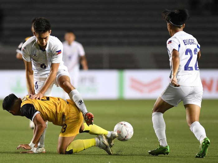 Sandro Reyes of the Philippines (2L) fights for the ball with Hakeme Yazid of Brunei (L) during their AFF Mitsubishi electric Cup 2022 football match at Rizal memorial stadium in Manila on December 23, 2022. (Photo by Ted ALJIBE / AFP) (Photo by TED ALJIBE/AFP via Getty Images)