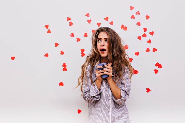 Ilustrasi perempuan jatuh cinta/Foto: Freepik/lookstudio