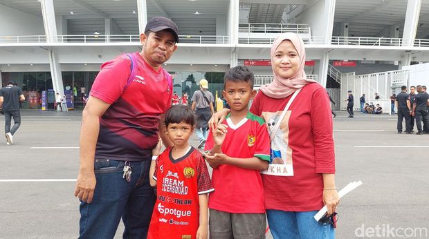 Laga Timnas Indonesia vs Kamboja di GBK berjalan aman, tertib, dan ramah buat keluarga. Pertandingan di Piala AFF 2022 ini pun disarati penonton yang membawa balita.
