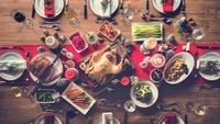 Ini Tradisi Natal di Berbagai Negara yang Penuh Cokelat hingga Ulat!
