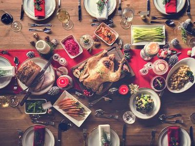 Ini Tradisi Natal di Berbagai Negara yang Penuh Cokelat hingga Ulat!