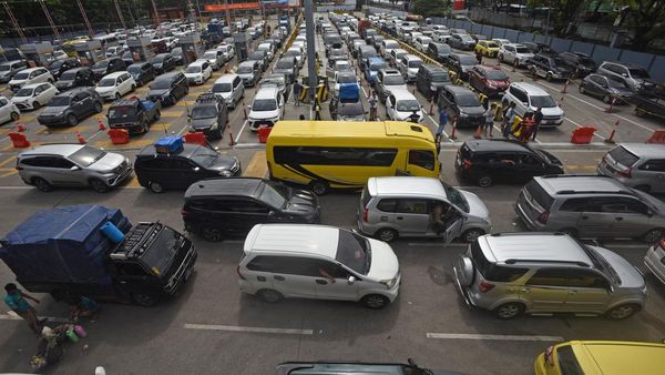 Jelang Nataru, Ratusan Kendaraan Mengular di Pelabuhan Merak