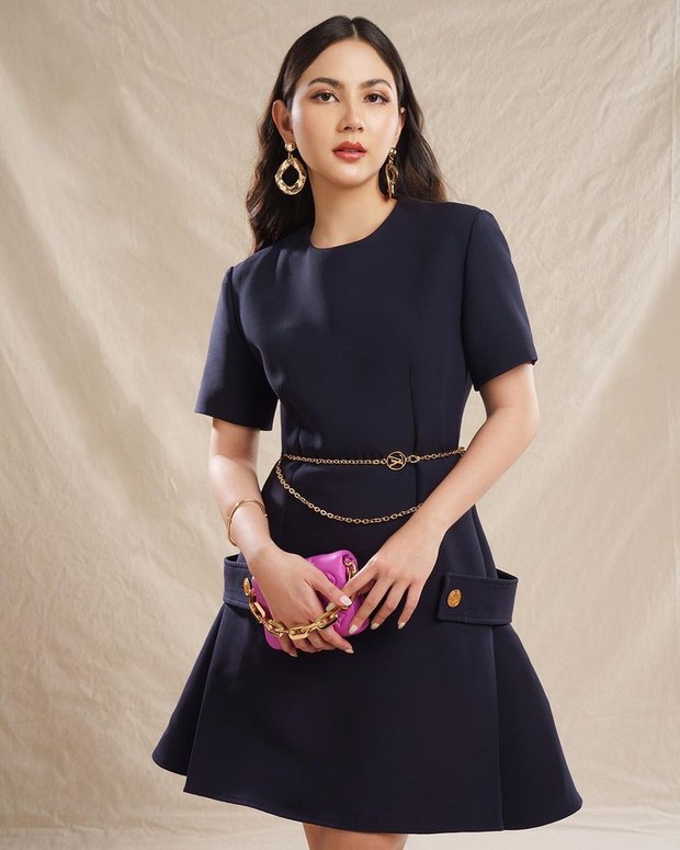 Jessica Mila dengan Dress Lengan Pendek Berwarna Biru Tua dengan detil aksesoris gold. Foto Instagram: jscmila Jessica Mila dengan Dress Lengan Pendek Berwarna Biru Tua dengan detil aksesoris gold. Foto Instagram: jscmila