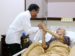 Jokowi Jenguk Try Sutrisno di RSPAD: Alhamdulillah Beliau Sehat