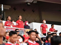 Pakai Jaket Merah Putih, Jokowi Nonton Indonesia Vs Kamboja di GBK