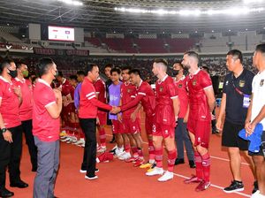 Jokowi Turun ke Lapangan, Sapa Pemain Timnas Indonesia dan Foto Bersama