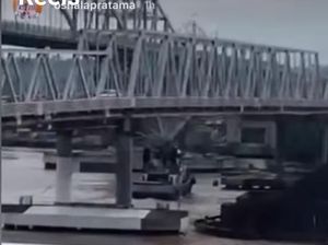 Berkali-kali Jembatan Mahakam di Samarinda Ditabrak Kapal Tongkang Batu Bara Berkali-kali Jembatan Mahakam di Samarinda Ditabrak Kapal Tongkang Batu Bara